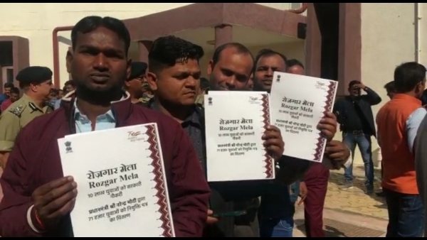 नियुक्ति पत्र मिलने के बाद युवाओं ने जताई खुशी