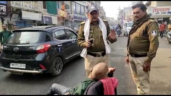 आने जाने वाले राहगीर हो गए हैरान