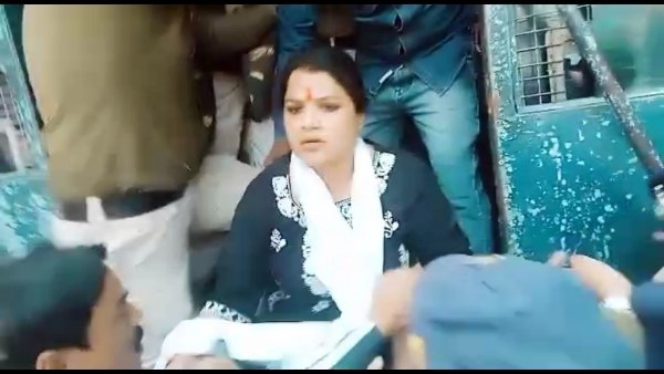 जबरन उठाकर पुलिस वाहन में बिठाया