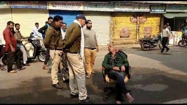 पुलिस के आने से भी नहीं पड़ा कोई फर्क