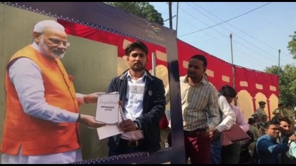 प्रधानमंत्री के कटआउट के साथ खिंचाई फोटो