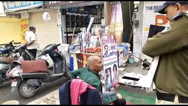 काफी समझा इसके बाद सड़क से हटा दुकानदार