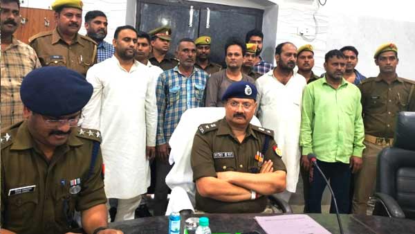 गोवंशों से भरी ट्रक पलटने के बाद खुला राज