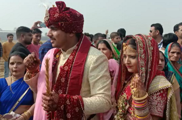  नौगावां तहसील में 29 साल बाद हेलिकॉप्टर आया 