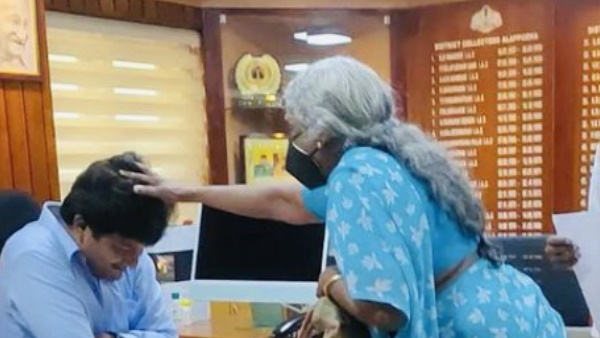 सिर झुकाते नजर आए आईएएस 