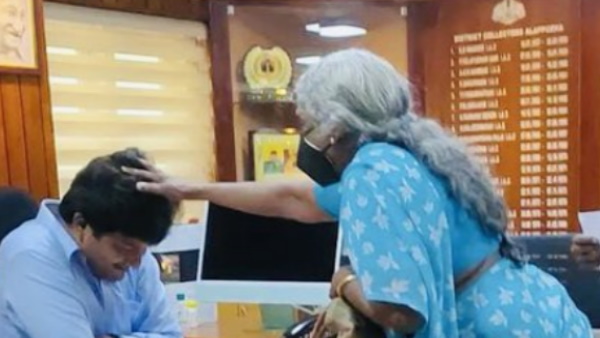 डीएम खुशी से मुस्‍कुराते नजर आ रहे हैं