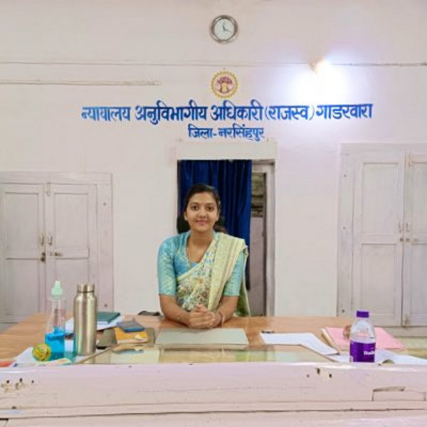  कौन हैं आईएएस सृष्टि जयंत देशमुख?