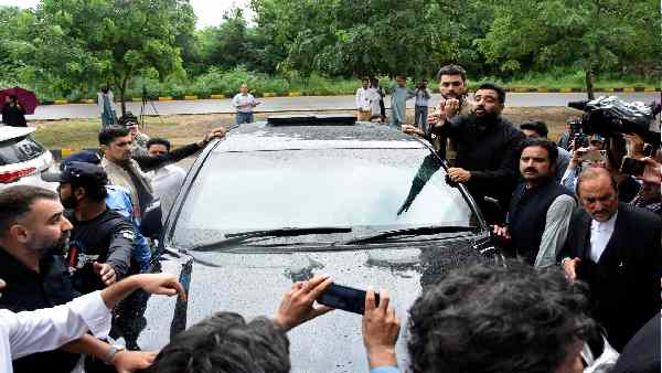 सत्ता में वापसी की कोशिश में हैं इमरान खान