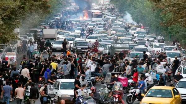 प्रदर्शन को खत्म करने की कोशिश