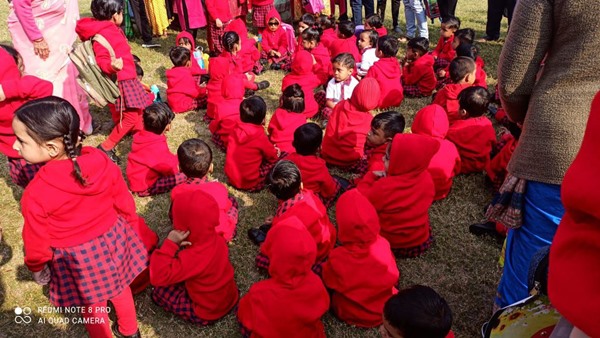 स्कूलों के बच्चों को ग्राउंड में निकाला गया 