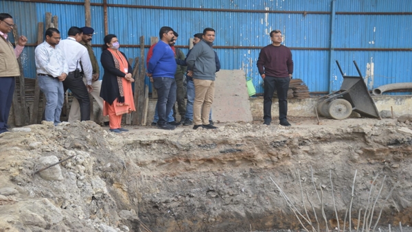 कई अधिकारियों को लगाईं फटकार 