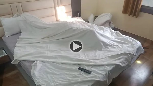 6 नवंबर को होटल में रुके थे दोनों 6 नवंबर को होटल में रुके थे दोनों