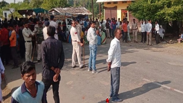 MP: थाने में प्रेमी कैसे झूला? आयोग ने आईजी को दिया नोटिस MP: थाने में प्रेमी कैसे झूला? आयोग ने आईजी को दिया नोटिस