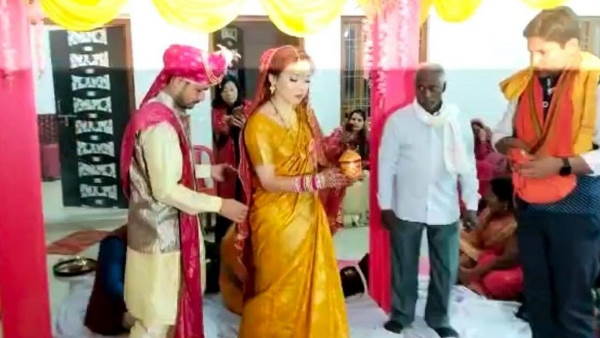 हिंदू रीति-रिवाज से हुई शादी हिंदू रीति-रिवाज से हुई शादी