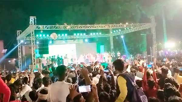 गुस्साए लोगों द्वारा ड्रोन कैमरे भी तोड़े गए गुस्साए लोगों द्वारा ड्रोन कैमरे भी तोड़े गए