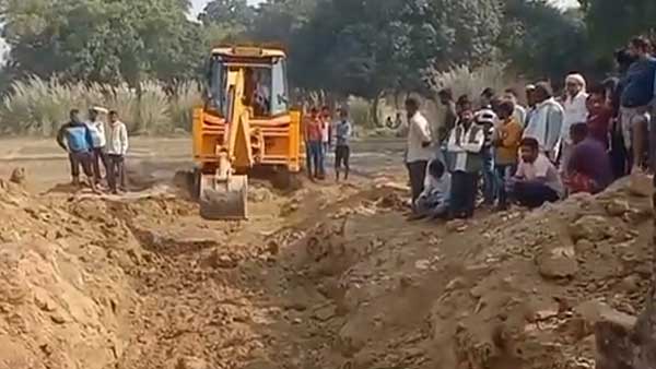 बैक गियर लगाने के चलते कुएं में गिरा ट्रैक्टर