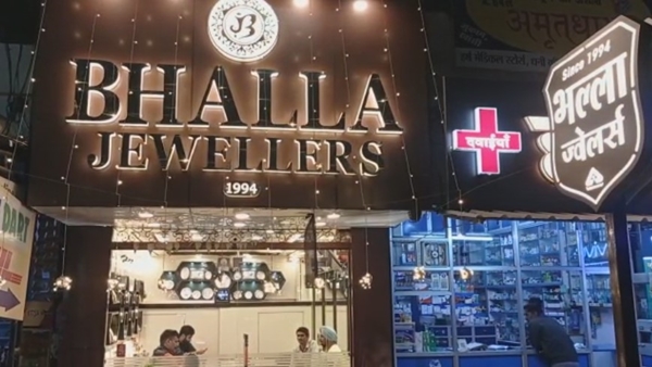 कॉस्मेटिक शॉप संचालक के 15 हजार लेकर फुर्र कॉस्मेटिक शॉप संचालक के 15 हजार लेकर फुर्र