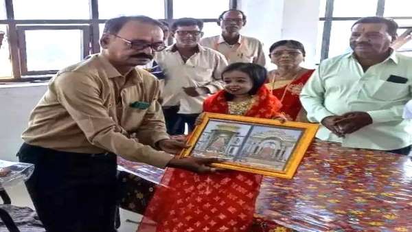 मंदिर ट्रस्ट ने सबसे छोटी महिला का किया सम्मान