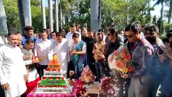 बर्थ डे Song भी गाया गया और अनार भी जला बर्थ डे Song भी गाया गया और अनार भी जला