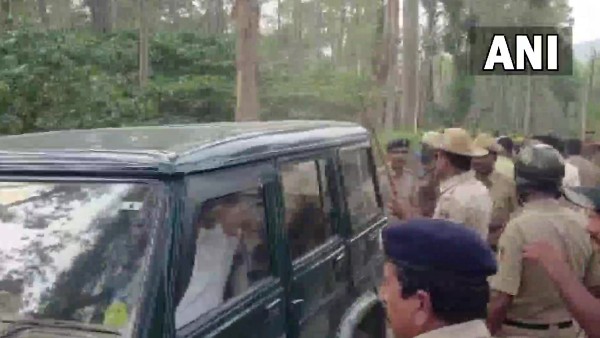 पुलिस ने सुरक्षित निकाला