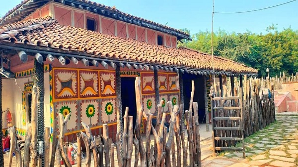 प्रदेश की 7 प्रमुख जनजातियों के पारंपरिक आवासों का संयोजन किया गया