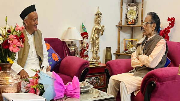 पूर्व मुख्यमंत्रियों के घरों में जाकर मुलाकात की पूर्व मुख्यमंत्रियों के घरों में जाकर मुलाकात की