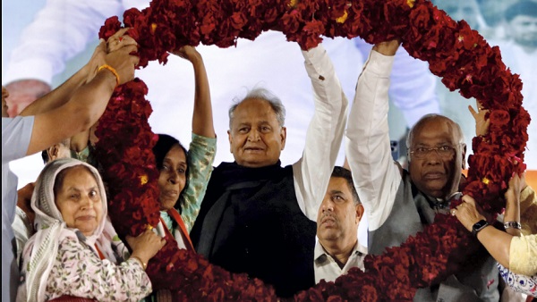 गांधी जी को मारने वाले लोग हैं ये गांधी जी को मारने वाले लोग हैं ये