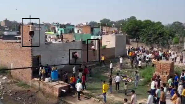 लड़की डर के कारण घर से नहीं निकल रही थी