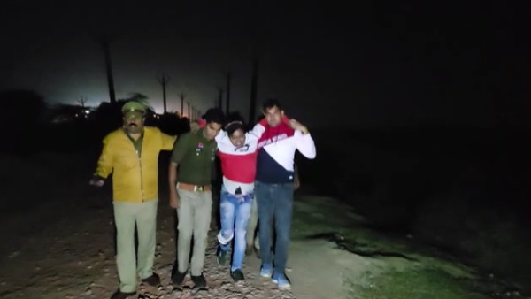 पुलिस और लिफाफा गैंग में मुठभेड़