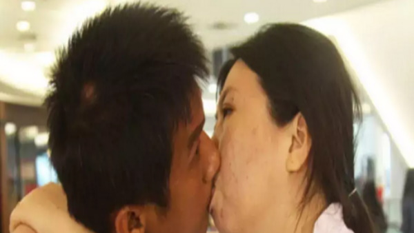 एक दूसरे को चूमते हुए टॉयलेट भी गए एक दूसरे को चूमते हुए टॉयलेट भी गए