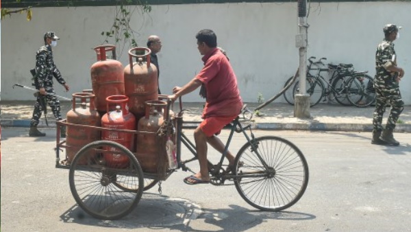 एलपीजी सिलेंडरों पर क्यूआर कोड लगाने का मंत्री ने किया ऐलान एलपीजी सिलेंडरों पर क्यूआर कोड लगाने का मंत्री ने किया ऐलान