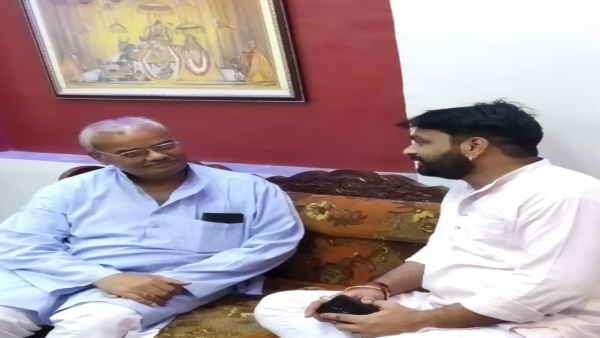 भाजपा के प्रदेश महामंत्री मदन दिलावर पार्षदों से कर रहे बात