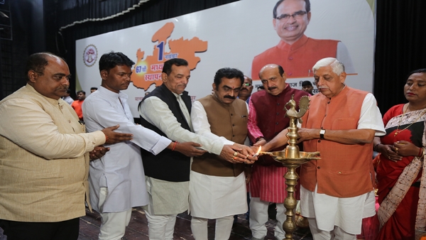 कन्या पूजन के साथ आयोजन की शुरुआत कन्या पूजन के साथ आयोजन की शुरुआत