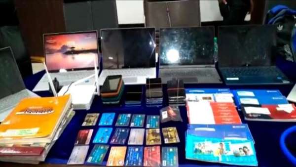 पुलिस ने बरामद किए लैपटॉप और मोबाइल