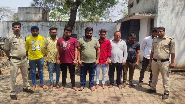 बेरोजगार युवाओं को बना रहे हैं निशाना