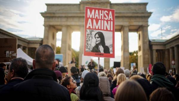 सर्वोच्च नेता को हटाने की मांग