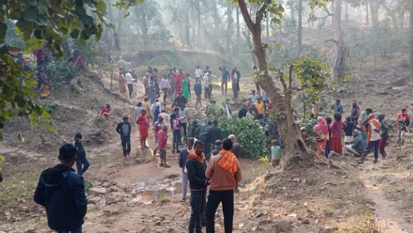 कलेक्टर ने पीड़ित परिवार से मिला था कलेक्टर ने पीड़ित परिवार से मिला था