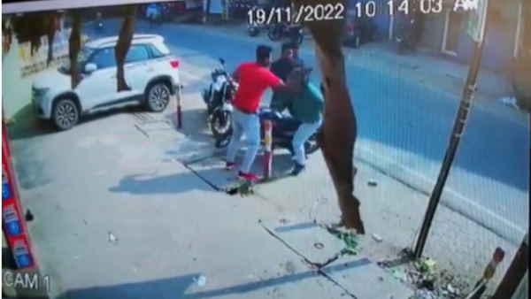 The video of beating the manager of the seed trader went viral from maharajganj The video of beating the manager of the seed trader went viral from maharajganj