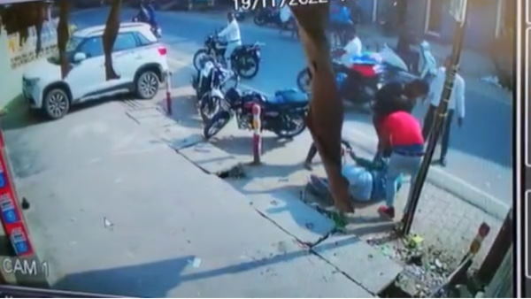 The video of beating the manager of the seed trader went viral from maharajganj The video of beating the manager of the seed trader went viral from maharajganj