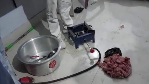 मंदिर के ऑफिस में चल रही थी पार्टी