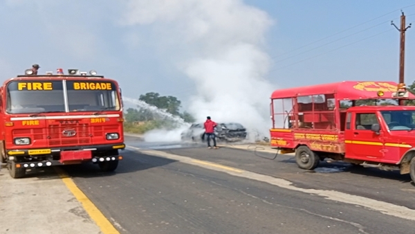 गुस्साए ग्रामीणों ने कार में लगा दी आग 