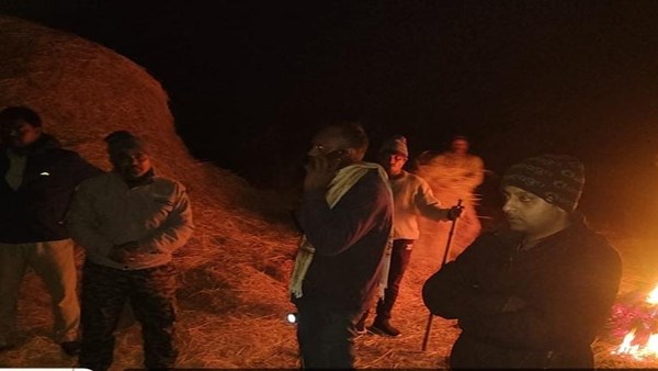 ठंड नहीं हाथियों से बचने मंडला जिले में आग का सहारा 