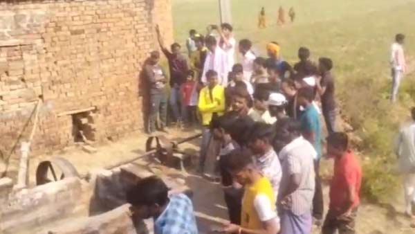 एक युवक को लोगों ने बचा लिया