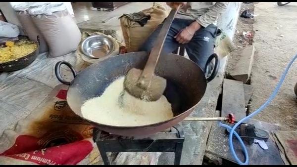 कील पर लटका कर चाशनी को खींचने का किया जाता है काम