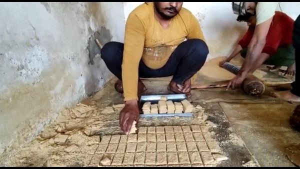 गजक बर्फी, गजक गुजिया, गजक रोल भी किए जाते हैं तैयार