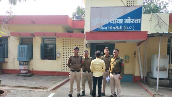  दोनों दोस्तों ने आपस में नशा किया