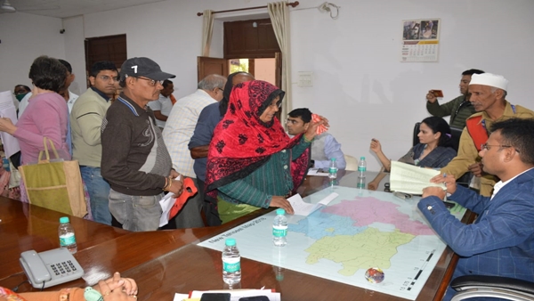 कामचोर किस्म के अधिकारियों की फजीहत कामचोर किस्म के अधिकारियों की फजीहत