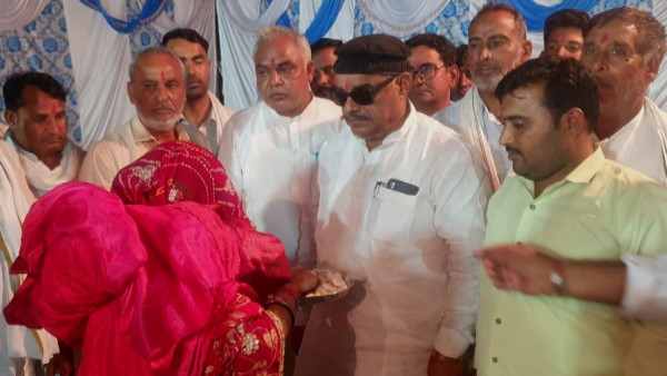 नकदी, गहने व घरेलू सामान भेंट किया