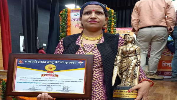 तीलू रौतेली पुरस्कार और नारी शक्ति सम्मान व स्वर्ण पदक से नवाजा गया तीलू रौतेली पुरस्कार और नारी शक्ति सम्मान व स्वर्ण पदक से नवाजा गया
