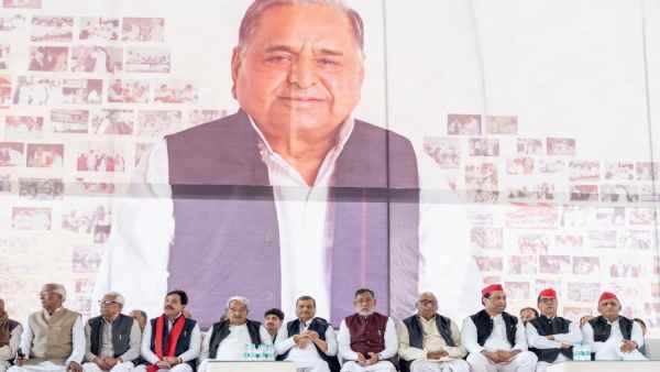 अखिलेश-शिवपाल की नजदीकी ने बिगाड़ी बीजेपी की गणित अखिलेश-शिवपाल की नजदीकी ने बिगाड़ी बीजेपी की गणित